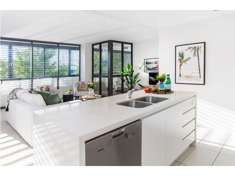 2202/1 Marina Promenade, Paradise Point QLD 4216