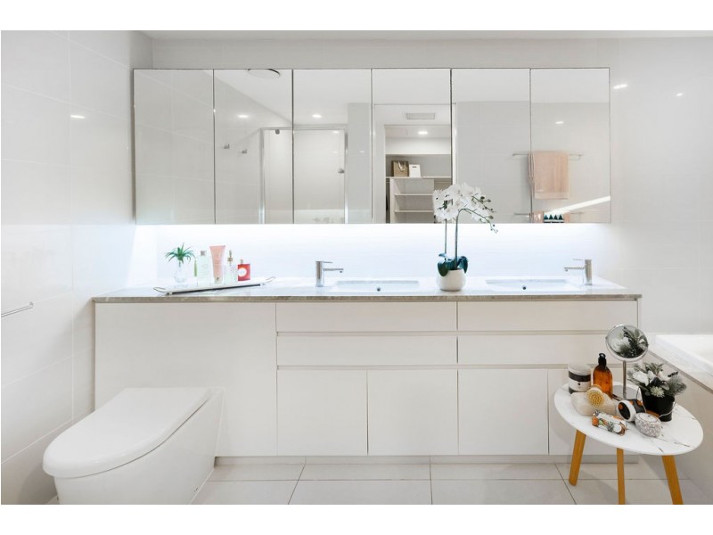 2202/1 Marina Promenade, Paradise Point QLD 4216