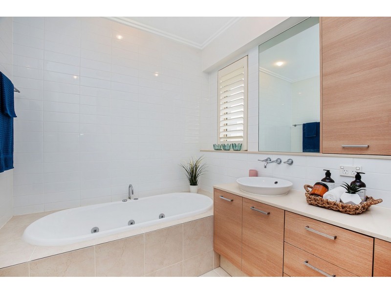 6111 Trasimeno Avenue, Hope Island QLD 4212
