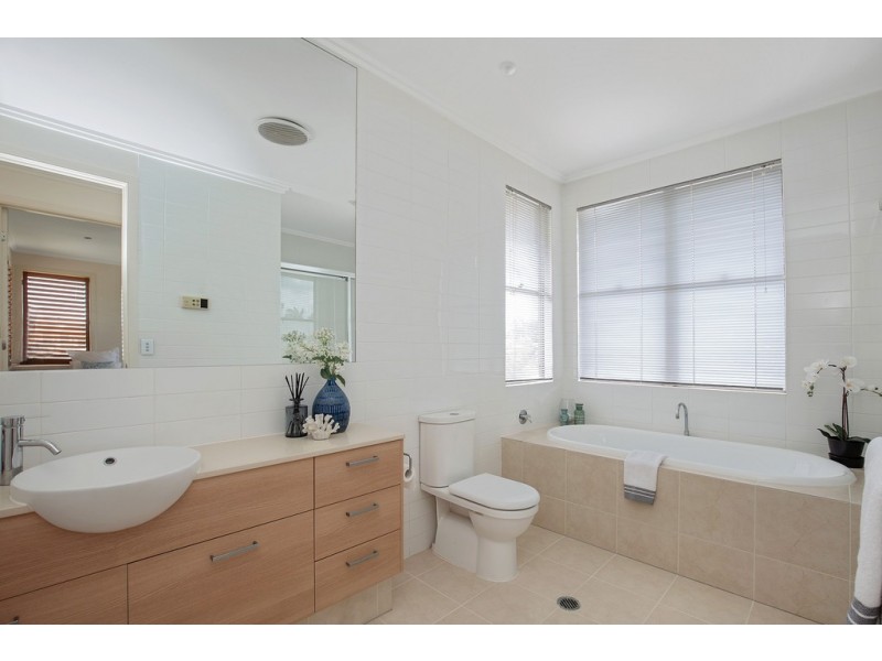6111 Trasimeno Avenue, Hope Island QLD 4212
