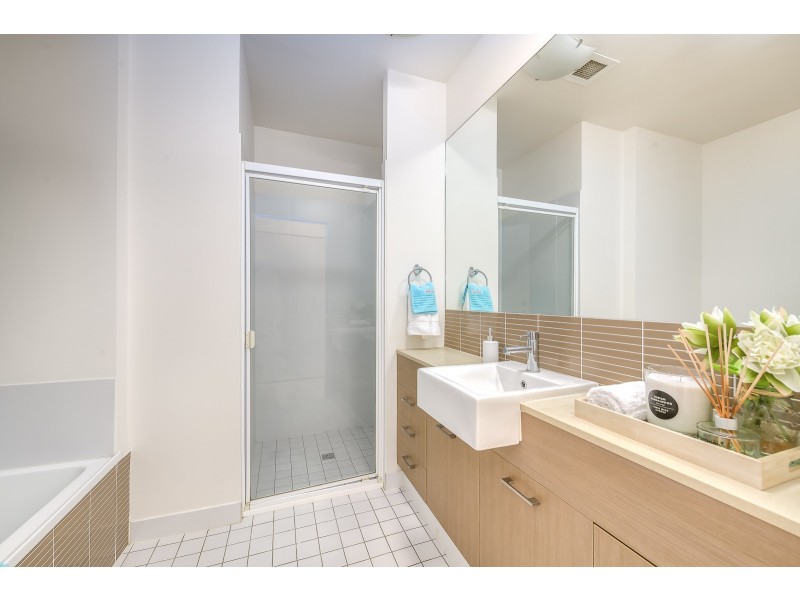 131/66 Sickle Avenue, Hope Island QLD 4212