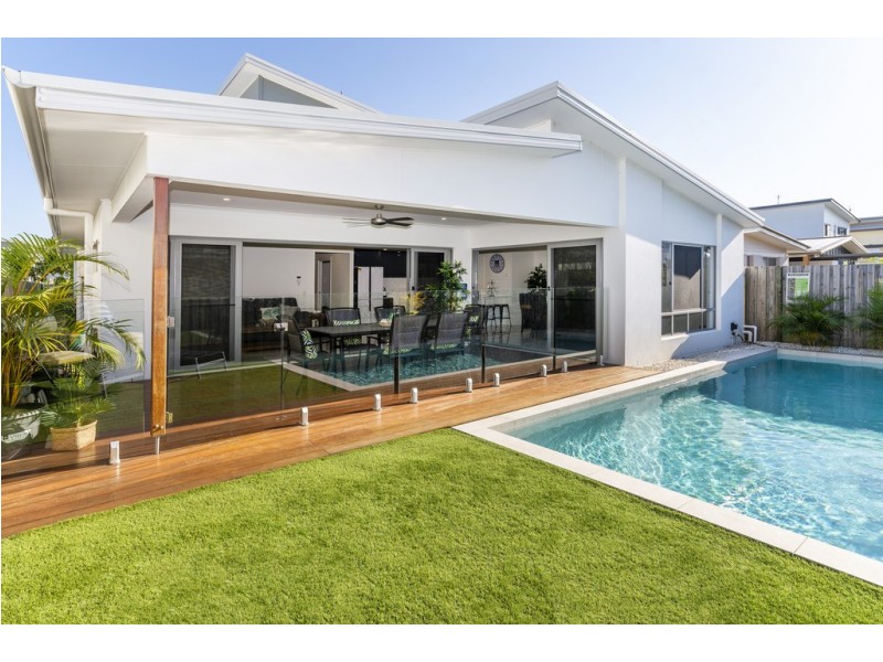 16 Beacon Lane, Hope Island QLD 4212