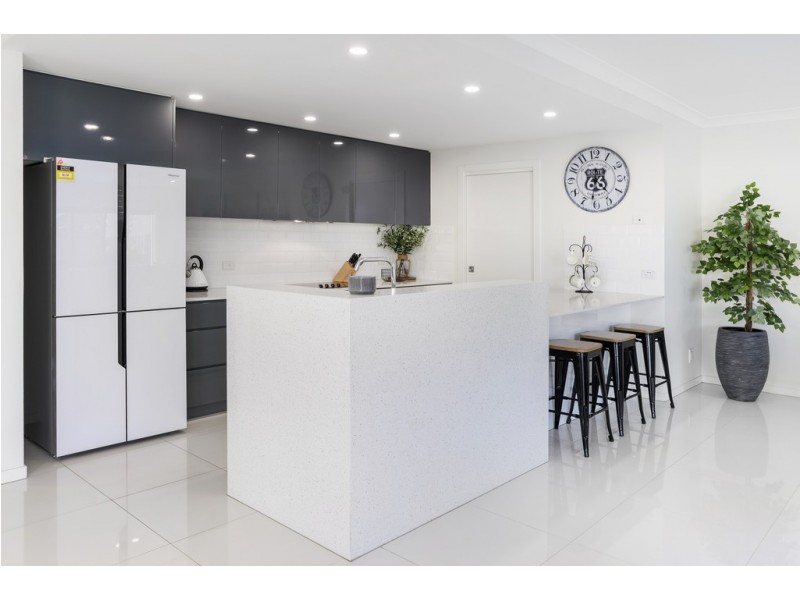 16 Beacon Lane, Hope Island QLD 4212