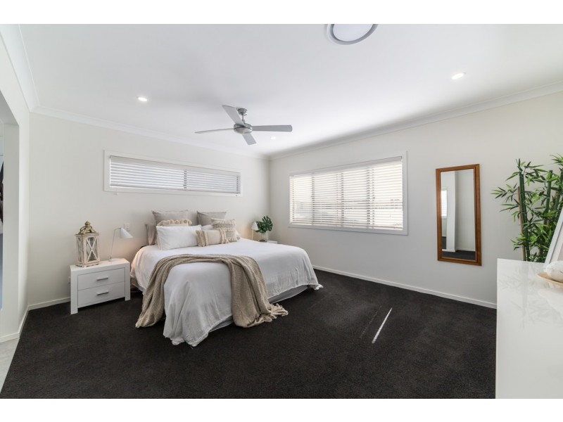 16 Beacon Lane, Hope Island QLD 4212
