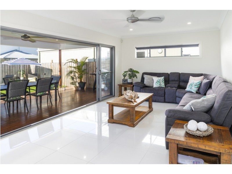 16 Beacon Lane, Hope Island QLD 4212