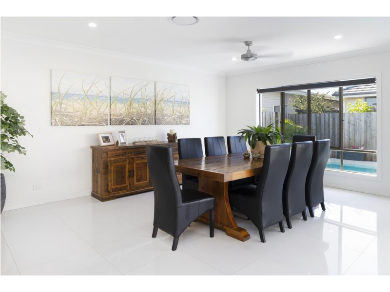 16 Beacon Lane, Hope Island QLD 4212