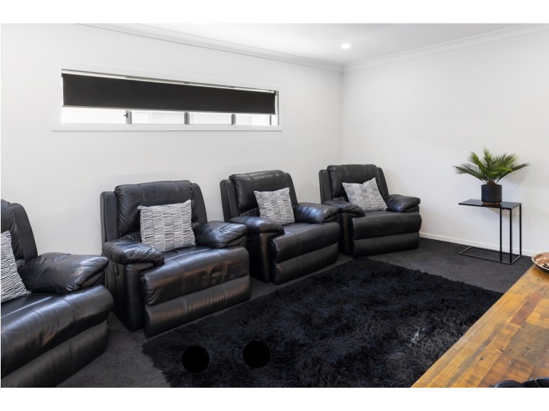 16 Beacon Lane, Hope Island QLD 4212