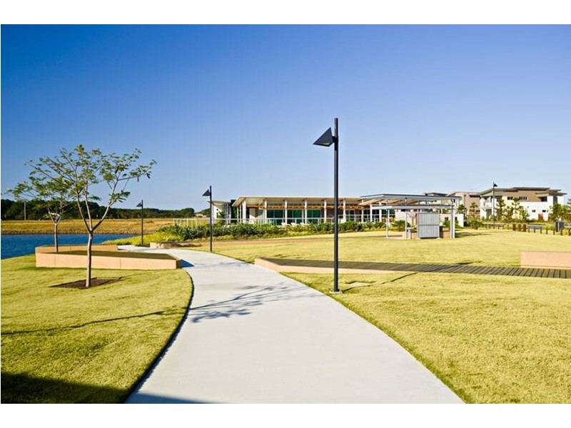 16 Beacon Lane, Hope Island QLD 4212
