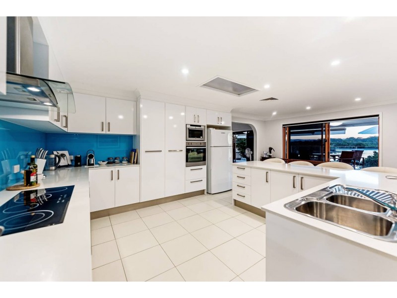 88 Tradewinds Avenue, Paradise Point QLD 4216