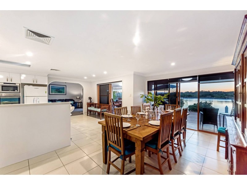88 Tradewinds Avenue, Paradise Point QLD 4216
