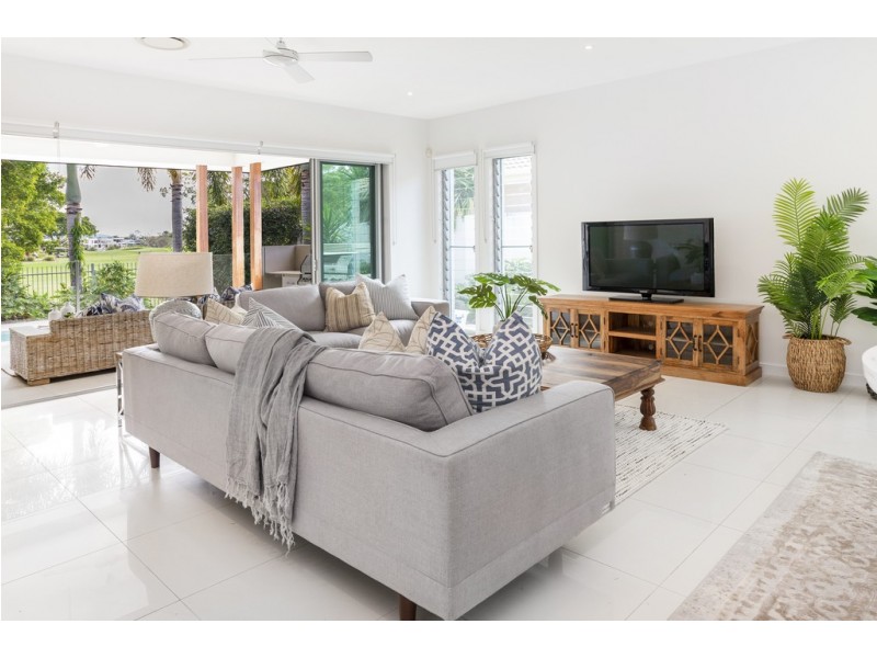 9115 Peter Senior Drive, Hope Island QLD 4212