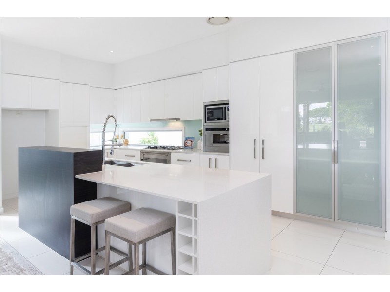 9115 Peter Senior Drive, Hope Island QLD 4212