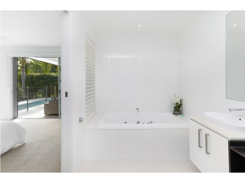 9115 Peter Senior Drive, Hope Island QLD 4212