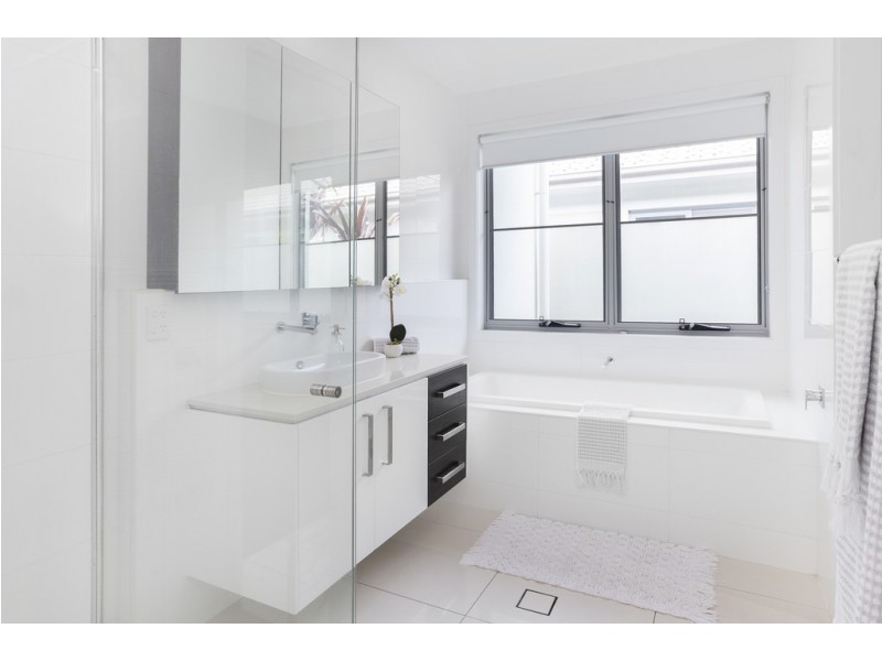 9115 Peter Senior Drive, Hope Island QLD 4212