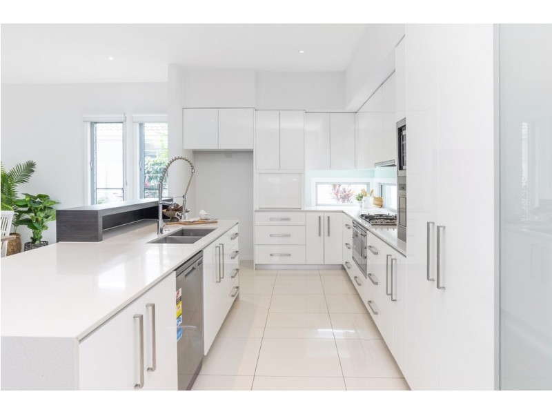 9115 Peter Senior Drive, Hope Island QLD 4212