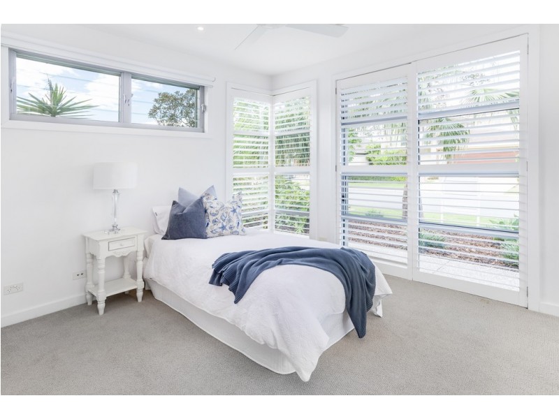 9115 Peter Senior Drive, Hope Island QLD 4212