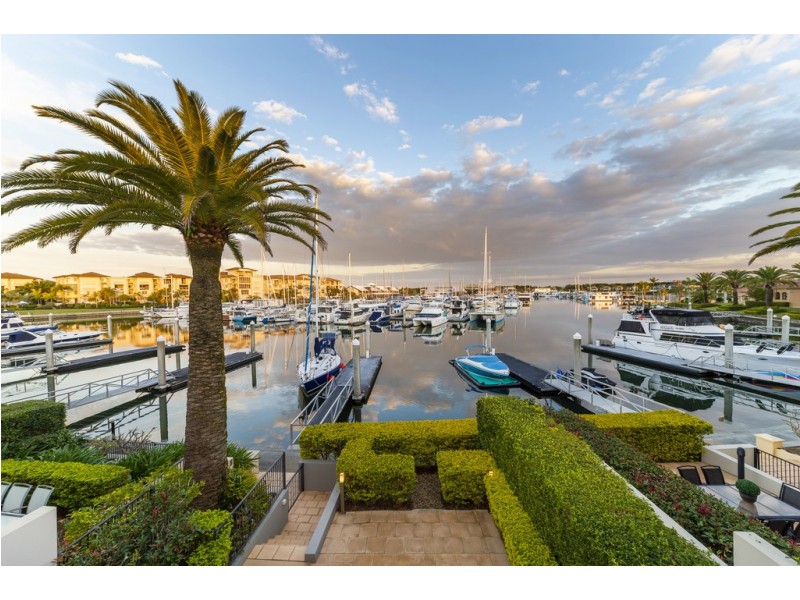 1516 Riverdale Drive, Hope Island QLD 4212