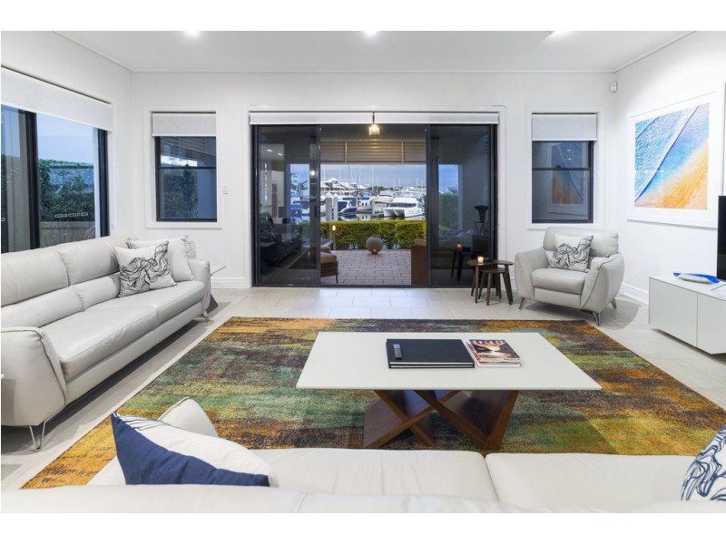 1516 Riverdale Drive, Hope Island QLD 4212