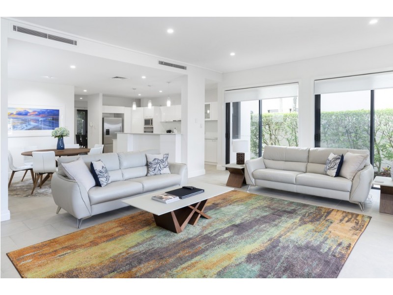 1516 Riverdale Drive, Hope Island QLD 4212