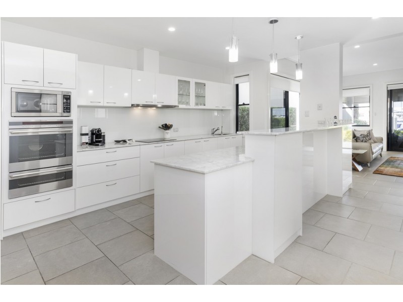 1516 Riverdale Drive, Hope Island QLD 4212