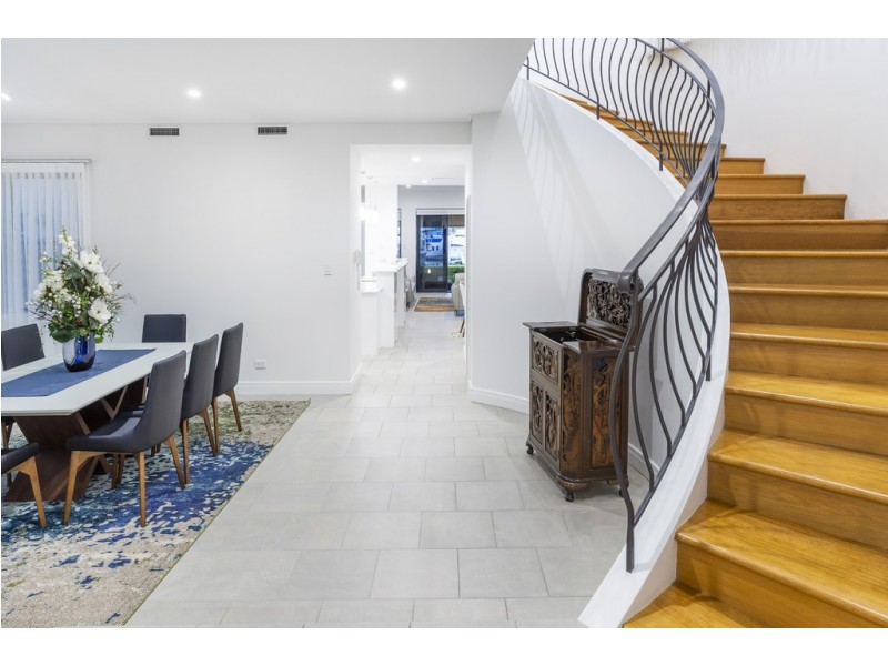 1516 Riverdale Drive, Hope Island QLD 4212