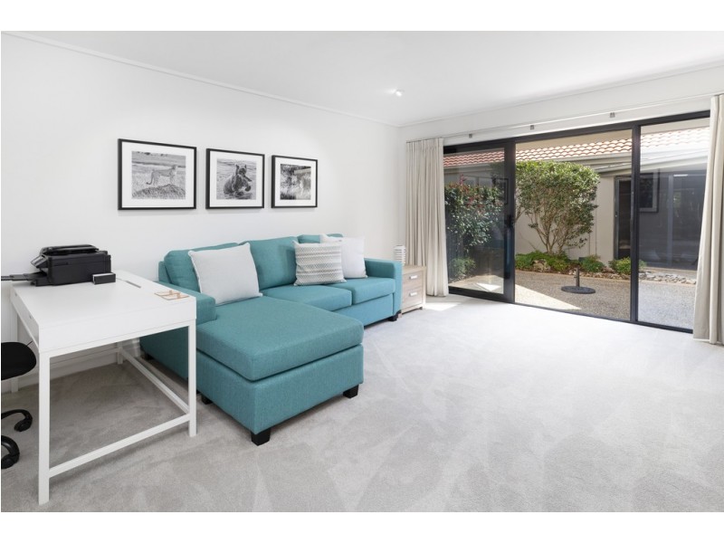 1516 Riverdale Drive, Hope Island QLD 4212