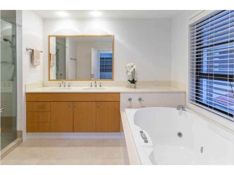 1516 Riverdale Drive, Hope Island QLD 4212