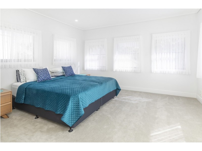 1516 Riverdale Drive, Hope Island QLD 4212