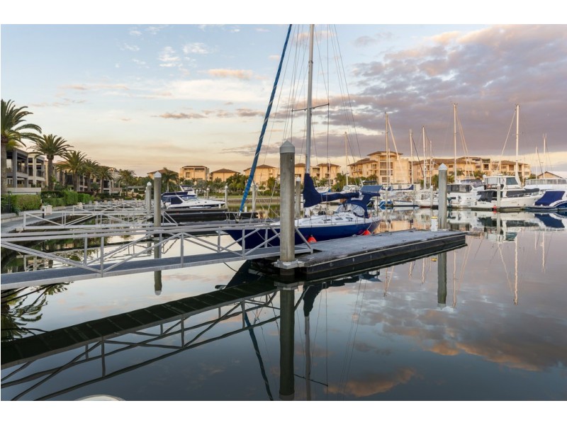 1516 Riverdale Drive, Hope Island QLD 4212