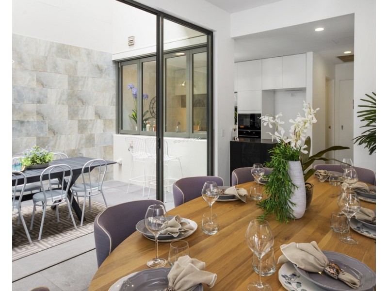 19 River Vista Way, Paradise Point QLD 4216