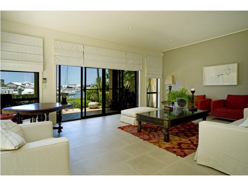 1518 Riverdale Drive, Hope Island QLD 4212