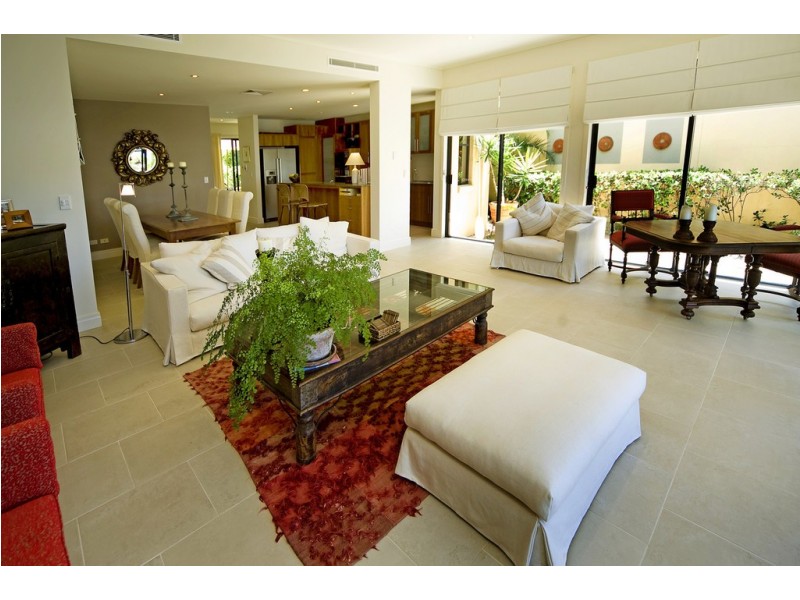 1518 Riverdale Drive, Hope Island QLD 4212