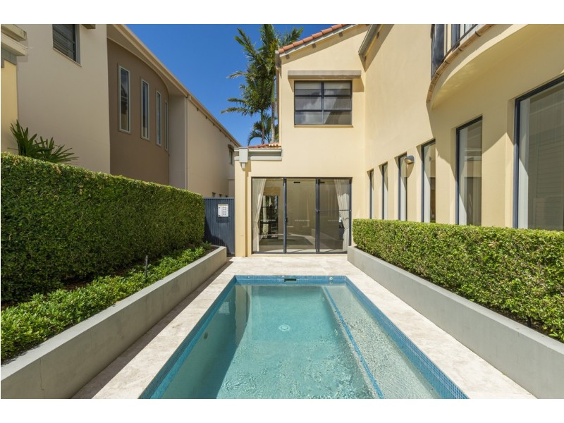 1518 Riverdale Drive, Hope Island QLD 4212