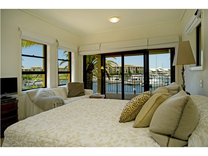 1518 Riverdale Drive, Hope Island QLD 4212