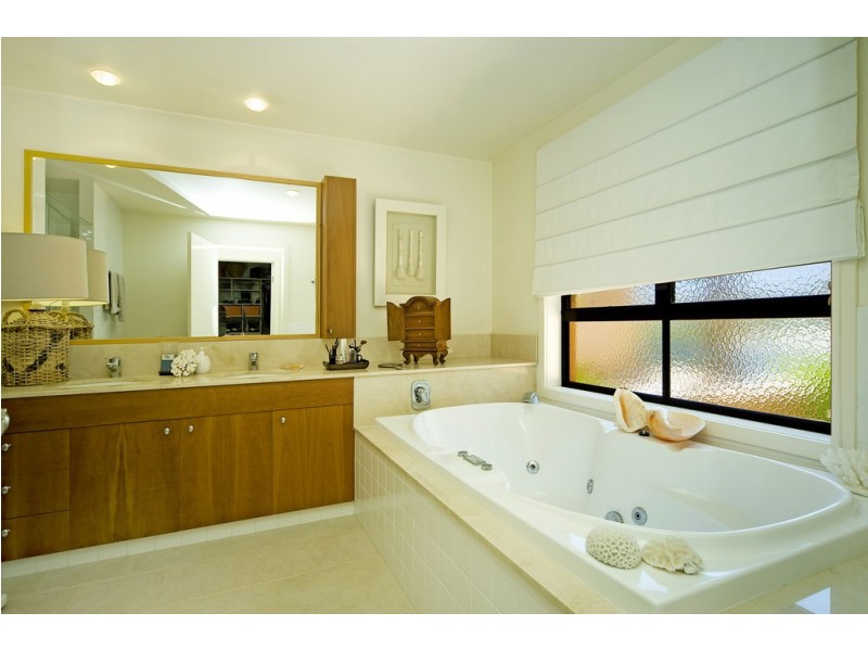 1518 Riverdale Drive, Hope Island QLD 4212