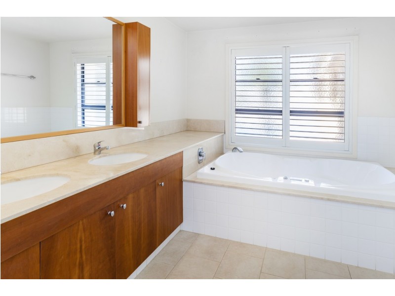 1518 Riverdale Drive, Hope Island QLD 4212