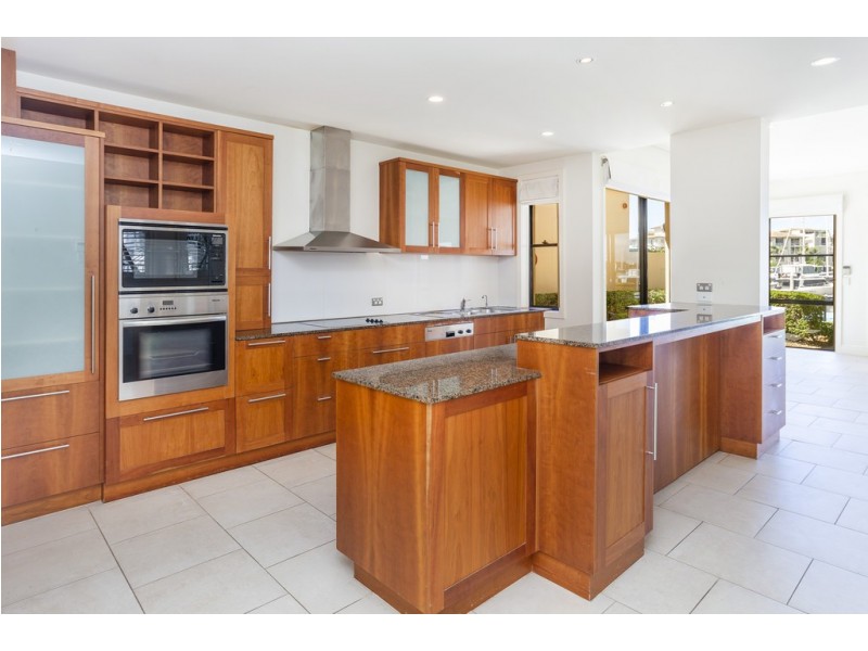 1518 Riverdale Drive, Hope Island QLD 4212