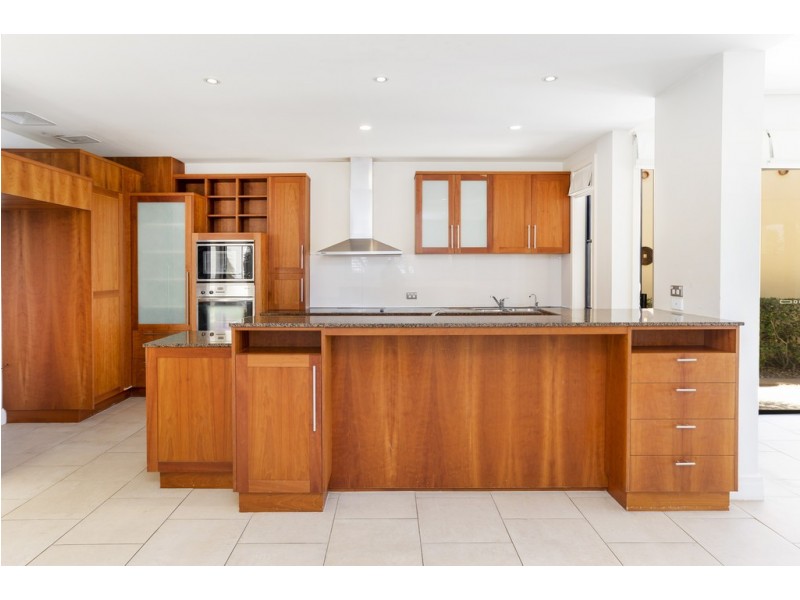 1518 Riverdale Drive, Hope Island QLD 4212