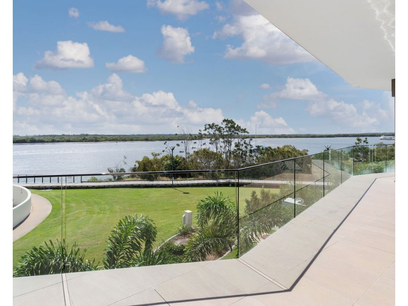 1/2 Havana Way Sovereign Shores ‘Marquis’, Paradise Point QLD 4216