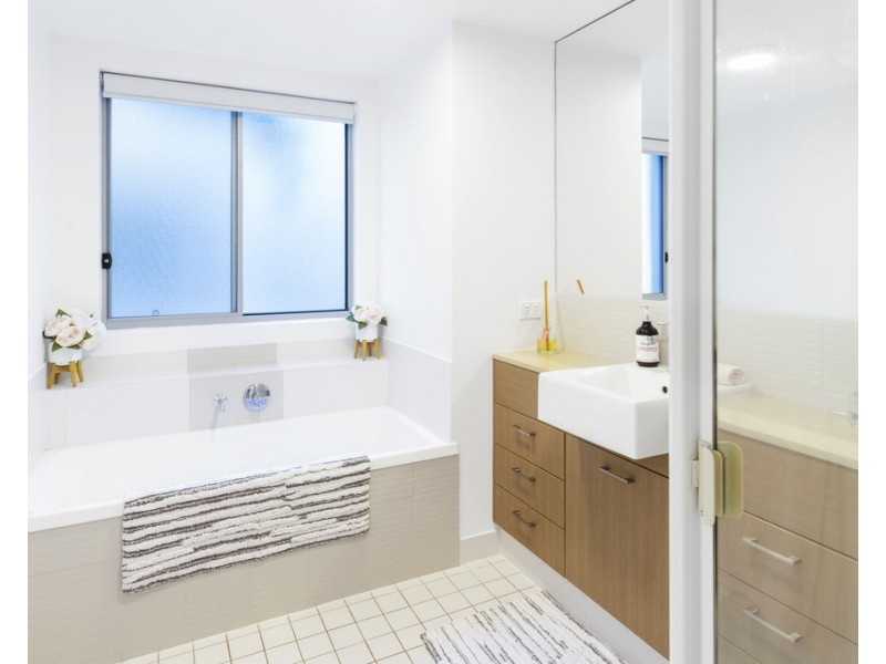 424/64 Sickle Avenue, Hope Island QLD 4212