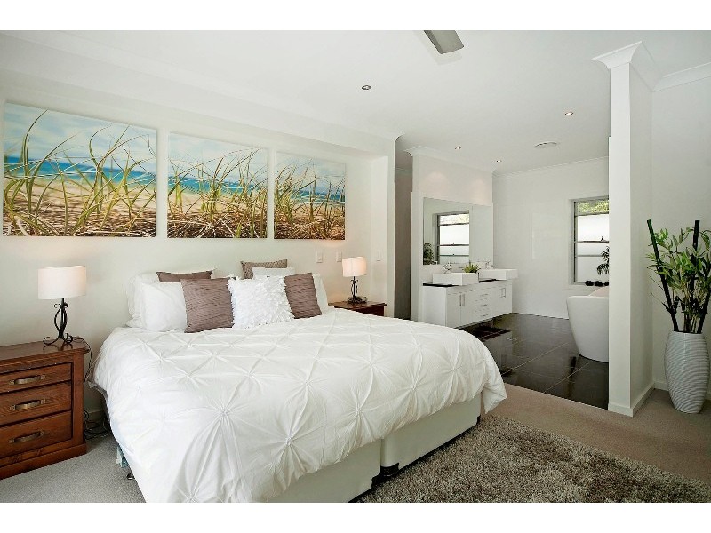 9125 Peter Senior Drive, Hope Island QLD 4212