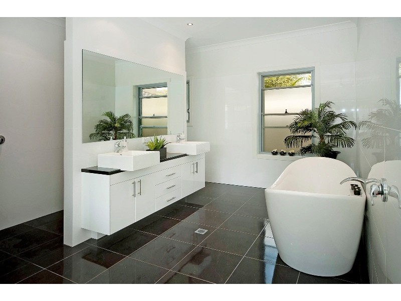 9125 Peter Senior Drive, Hope Island QLD 4212