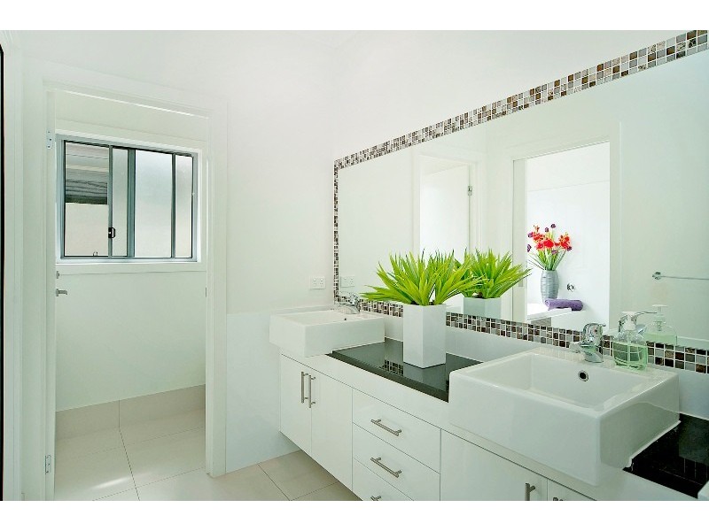 9125 Peter Senior Drive, Hope Island QLD 4212