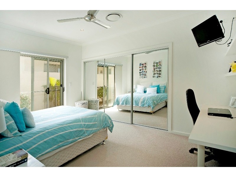9125 Peter Senior Drive, Hope Island QLD 4212