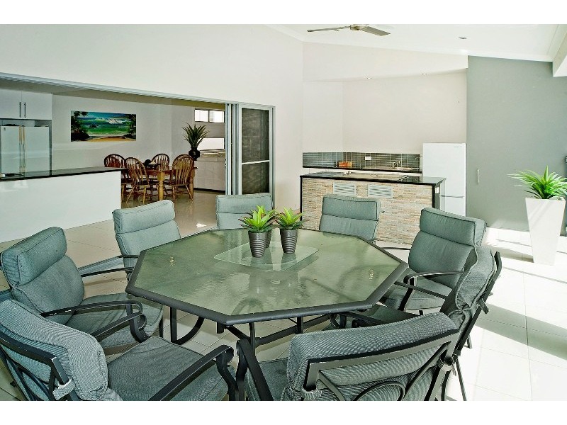 9125 Peter Senior Drive, Hope Island QLD 4212