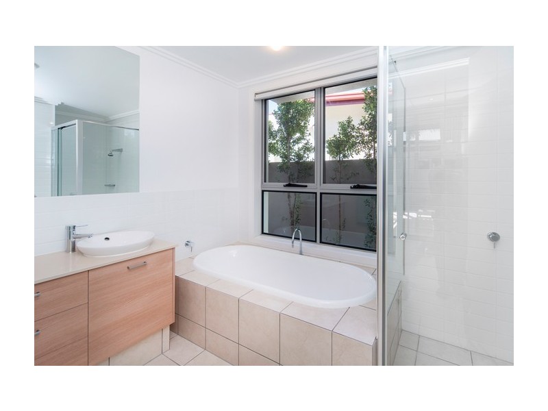2819 Gracemere Drive, Hope Island QLD 4212