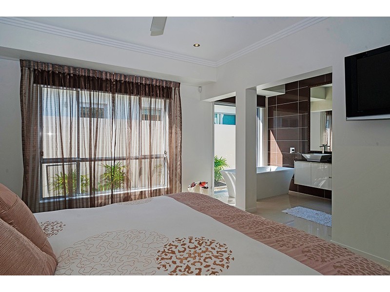 9119 Peter Senior Drive, Hope Island QLD 4212