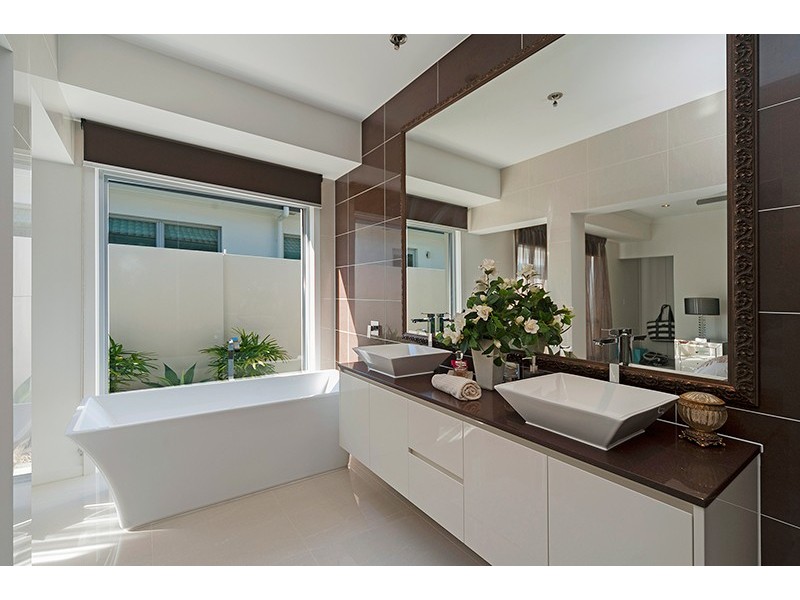 9119 Peter Senior Drive, Hope Island QLD 4212