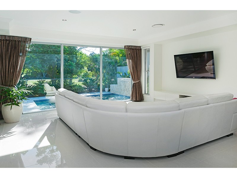 9119 Peter Senior Drive, Hope Island QLD 4212