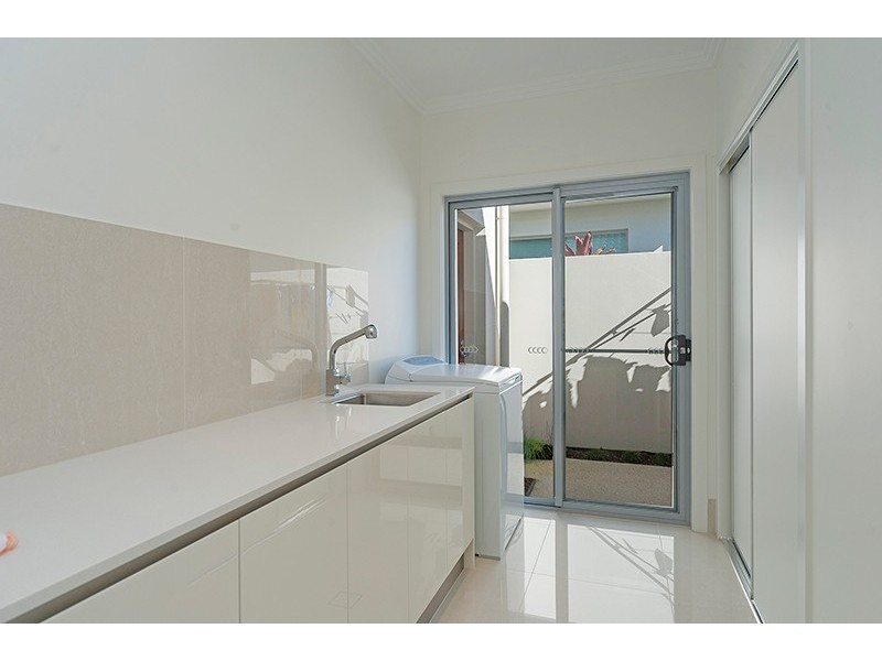 9119 Peter Senior Drive, Hope Island QLD 4212